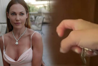 Meryem Uzerli yan odadan gelen sese dayanamadı. Kapıyı çaldı