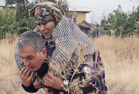 Bakan Çiftçi'den yaşlı kadını sırtında taşıyan polise tebrik