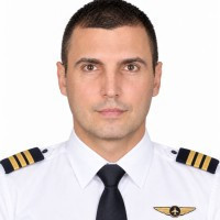 20 yıl savaş u&ccedil;ağı pilotluğu yaptı. Şimdi havlu satıyor. 'Utanmazlar' diye paylaştı - Resim : 1