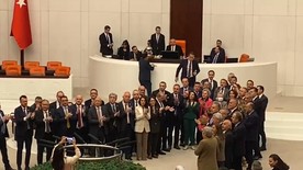 CHP'liler Meclis'te kürsüyü işgal etti
