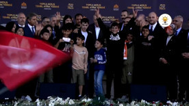 Erdoğan bu kez sahnede para dağıttı