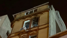 Beyoğlu'nda maç sonrası atılan havai fişek evde yangına neden oldu