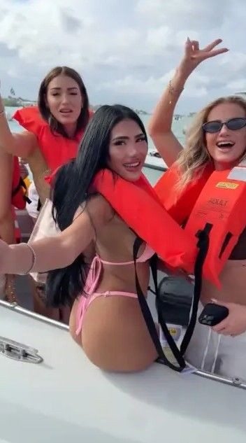 Bikinili 30 fenomen batan yattan kurtarıldı - Resim: 5