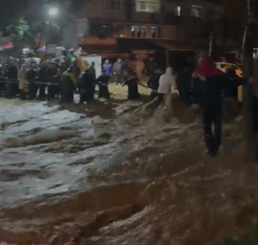 İstanbul kabusu yaşadı. 41 yıl sonra gelen rekor yağış afete dönüştü, 2 kişi öldü - Resim : 3