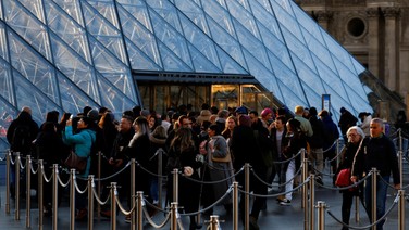 Dünyanın en turistik yerlerinden biri... Müdür isyan etti: Louvre Müzesi dökülüyor