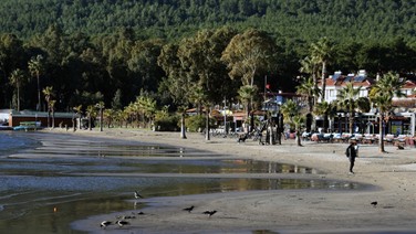 Muğla Akyaka'da deniz suyu 12 metre çekildi