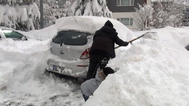 Araçlar kar altında kayboldu