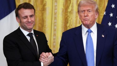 Trump ve Macron'un tokalaşma savaşı