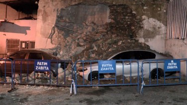 Park halindeki araçların üzerine duvar çöktü