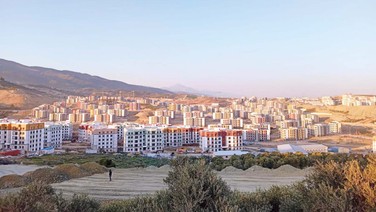 Buğday tarlasında beton yükseldi