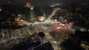 Sırbistan ayakta: Ülke tarihinin en kalabalık protestosu