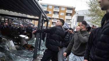 59 kişinin öldüğü Kuzey Makedonya'da büyük öfke: Halk kafeye saldırdı