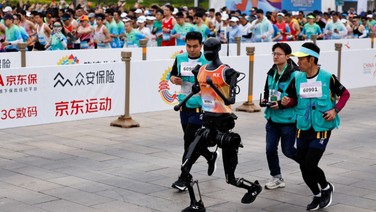 Dünyada bir ilk... Çin'in robot devriminden 'maraton şov'