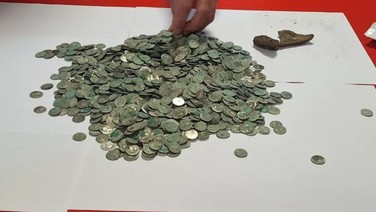 Doğa yürüyüşünde muhteşem keşif: Tarlada hazine buldu