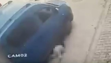 Oynarken yere düşen 4 yaşındaki çocuğun üzerinden araç geçti