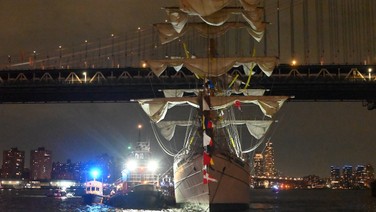 Eğitim gemisi köprüye çarptı: Çok sayıda yaralı ve ölü var