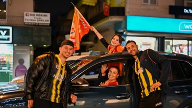 Türkiye sarı kırmızıya boyandı: Sokaklara döküldüler