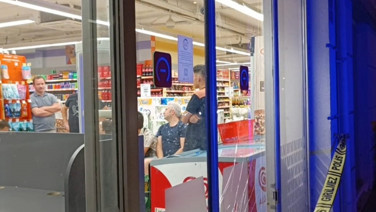 Markette kasa sırası tartışması! Biri çocuk iki kişiyi vurdu