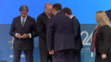 İlginç anlar: Başkan dondu kaldı