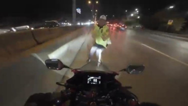 Maltepe’de motosikletin çarptığı trafik polisi yaralandı