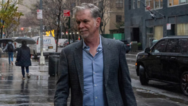 Kapı kapı dolaşıp elektrikli süpürge satıyordu, şimdi 83 milyar dolara Warner Bros'u alıyor