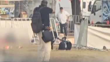 Şoke eden görüntü: Silahlı saldırganın karşısına dikildi