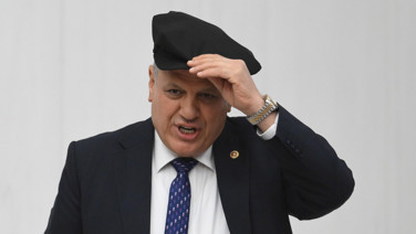 Büyük tepki: Kürsüye çıkardı, AKP sıralarına dönüp yere fırlattı