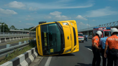 Yolcu otobüsü devrildi: Onlarca yolcu öldü