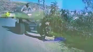 İsrail askeri, namaz kılan Filistinliyi ezdi