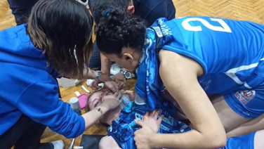 Kadınların maçında yumruklar konuştu: Hastaneye kaldırıldı