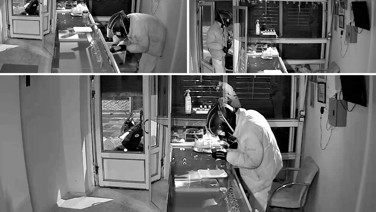 Telefon ışığıyla kuyumcu soymuştu, paralarla bakın ilk iş ne yapmış