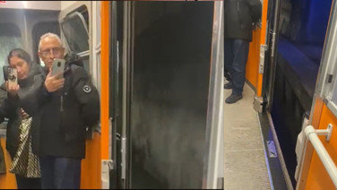 Kapısı arızalanan metroda tehlikeli yolculuk