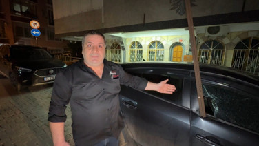 Binanın çatısından düşen demir, park halindeki otomobile saplandı