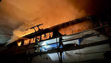 Fethiye’de tersanede yangın: Alevler tekneyi tamamen sardı