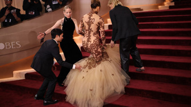 Jennifer Lopez'in transparan elbisesi kırmızı halıya damga vurdu