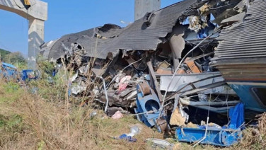 Vinç trenin üstüne düştü: Çok sayıda ölü var