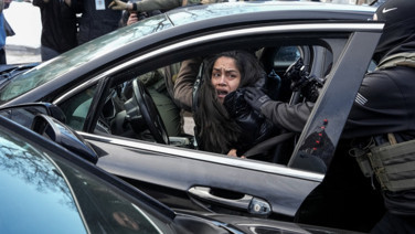 ICE terörü kontrolden çıktı... Kliniğe giden engelli kadını aracından sürükleyip gözaltına aldılar