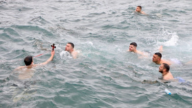 Bursa'da denizden haç çıkarma töreni