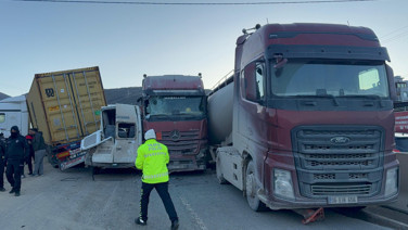 Hatay'da 11 araç birbirine gitti, karayolu savaş alanına döndü