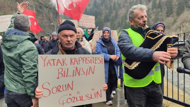 Ruhsatsız işletmeciler sokağa döküldü