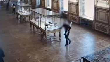 Louvre Müzesi soygununa ait yeni görüntüler ortaya çıktı