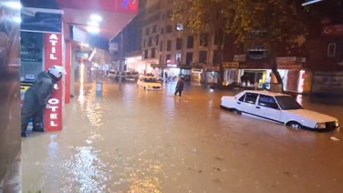Sağanak bastırdı, sokaklar göle döndü