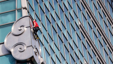 Genç dağcı, çıplak elle dev gökdelene tırmandı