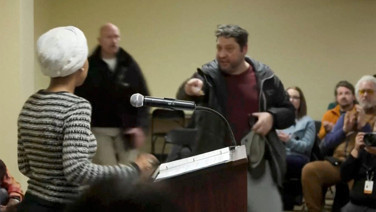 Herkesin önünde kürsüdeki siyasetçiye şırıngayla saldırdı