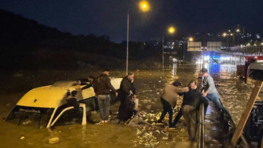Kuşadası’nda sel sularına kapılan minibüsten nefes kesen kurtarma