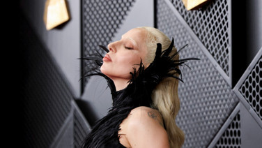 Ünlü şarkıcı, elbisesiyle ödül gecesine damga vurdu