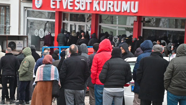 Konuşmadılar, yüzlerini gizlediler, saatlerce kuyrukta beklediler