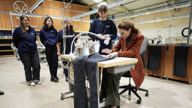 Prenses dikiş makinesinin başına geçti