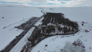 Çıldır Gölü'nde adım atacak yer kalmadı