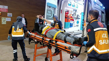 Kontrolden çıkan otomobil yayalara çarptı